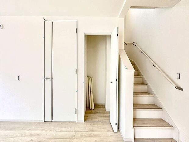 リビング収納。ここに収納があると物が集まるLDKがスッキリ片付きそうですね。  