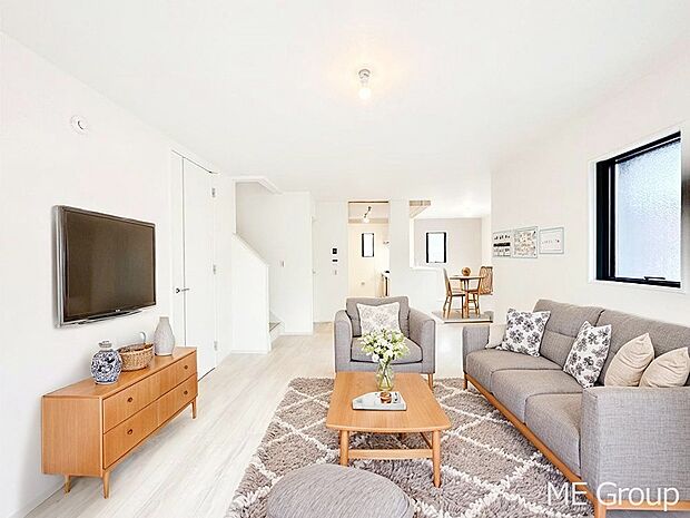 ご家族の賑やかな話し声で包まれる明るいリビング  ※家具はCGです　