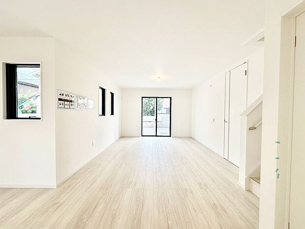 明るい陽光が注ぎ、寛ぎの雰囲気に満たされるリビング・ダイニング。