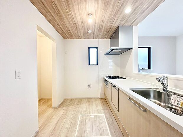 料理をしながらでもご家族との会話を楽しめる対面キッチン　