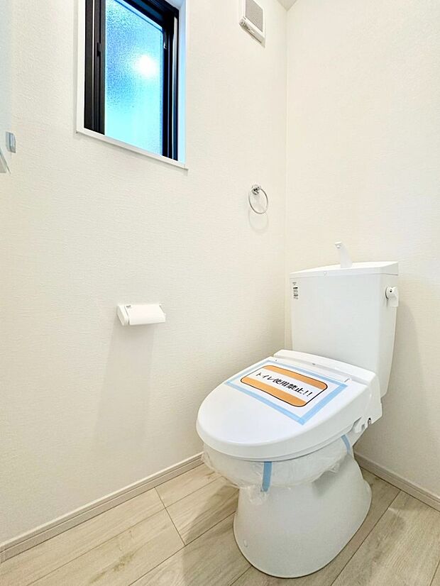 明るく清潔感のあるトイレです。 　