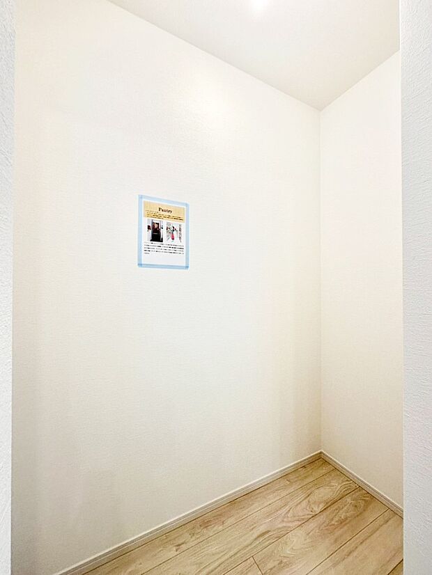 食品のストックや調理器具の保管に便利な可動棚付きパントリー　