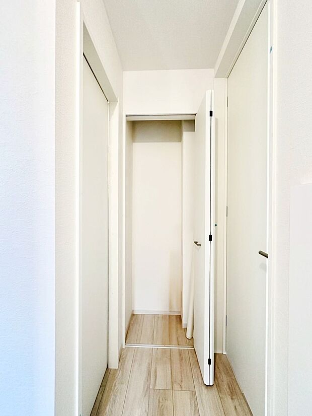 1階廊下収納には掃除用品や日用品のストックなどを収納できます。