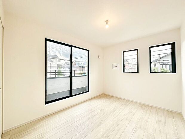 バルコニーが開放感をプラスしてくれる洋室　