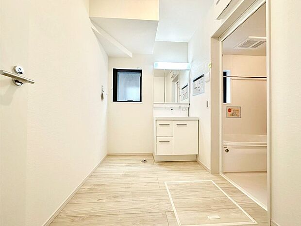 清潔感ある洗面化粧室で朝の身支度も快適