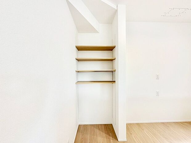 キッチン横の収納はパントリーとしても利用できます