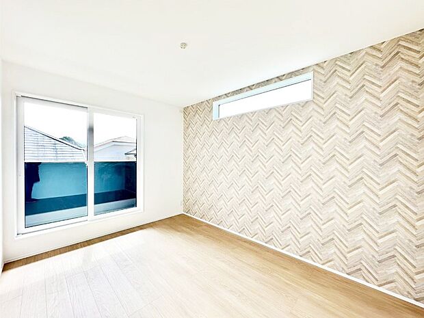 バルコニーが開放感をプラスしてくれる洋室