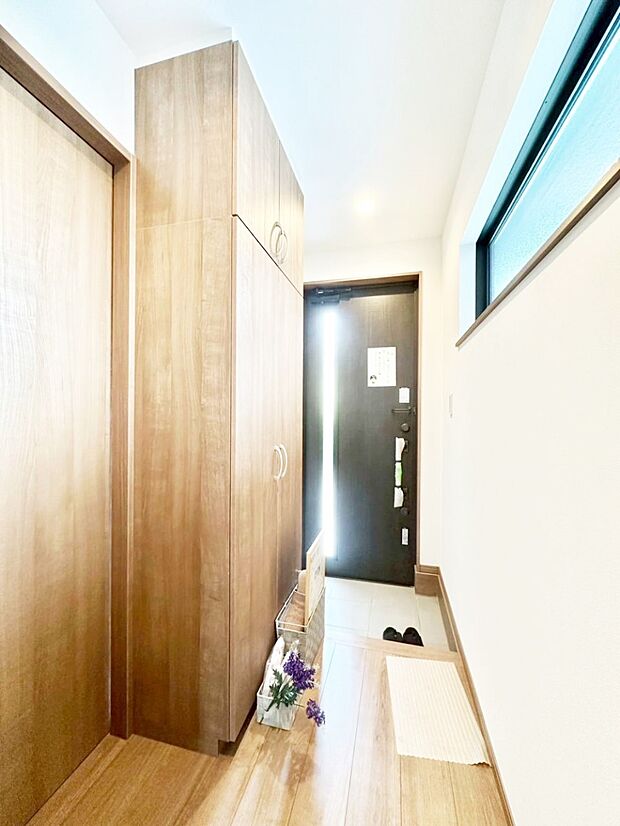 ガラススリットの入った玄関ドアが室内に光を届けてくれます