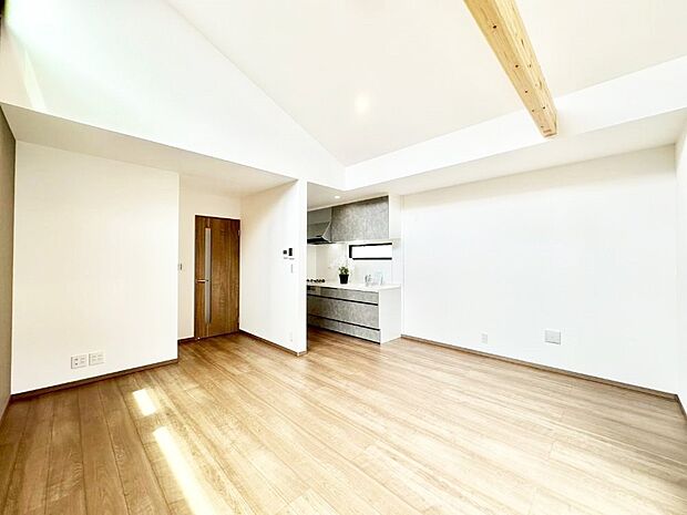 ご家族の賑やかな話し声で包まれる明るいリビング