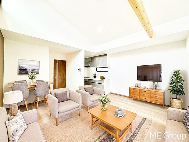 落ち着いた雰囲気のLDKは家族みんなの快適空間※家具はCGです