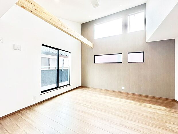 大きな窓からたっぷりの陽光と風を感じられるリビング