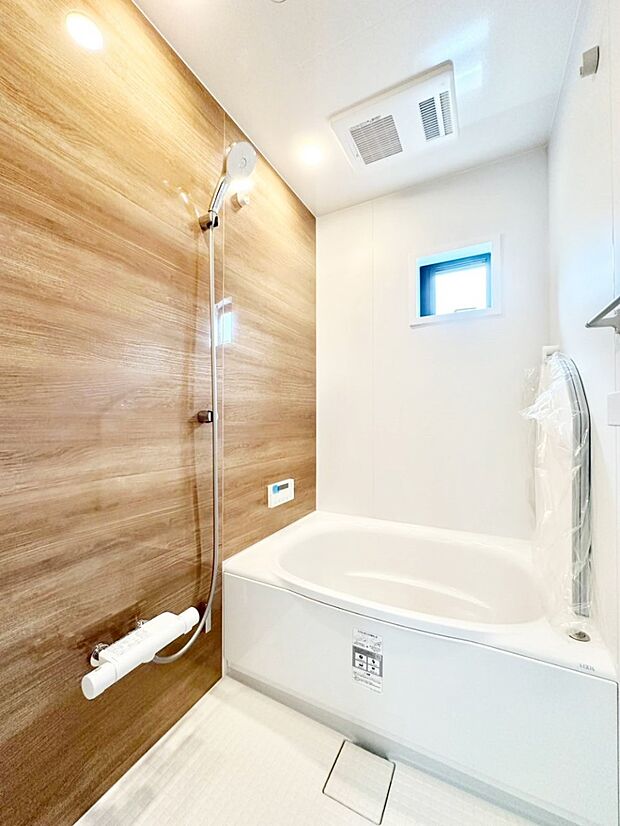 一日の疲れを癒してくれる明るい清潔感のあるバスルーム