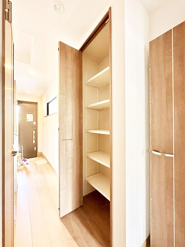 掃除用具や生活雑貨の保管に便利な廊下収納