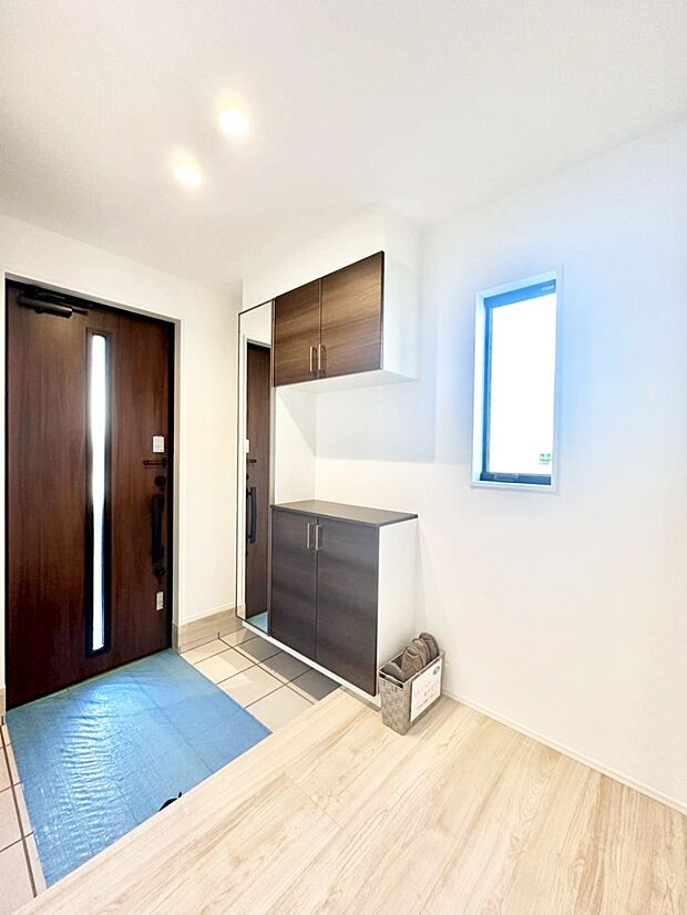 明るい玄関はお客様をお出迎えするのにぴったりです！ 