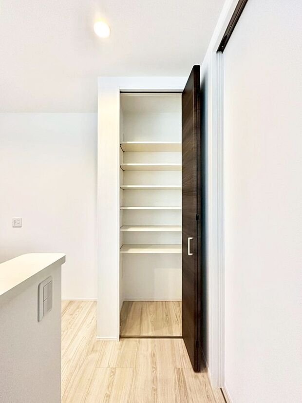 キッチン横にパントリーを設置！