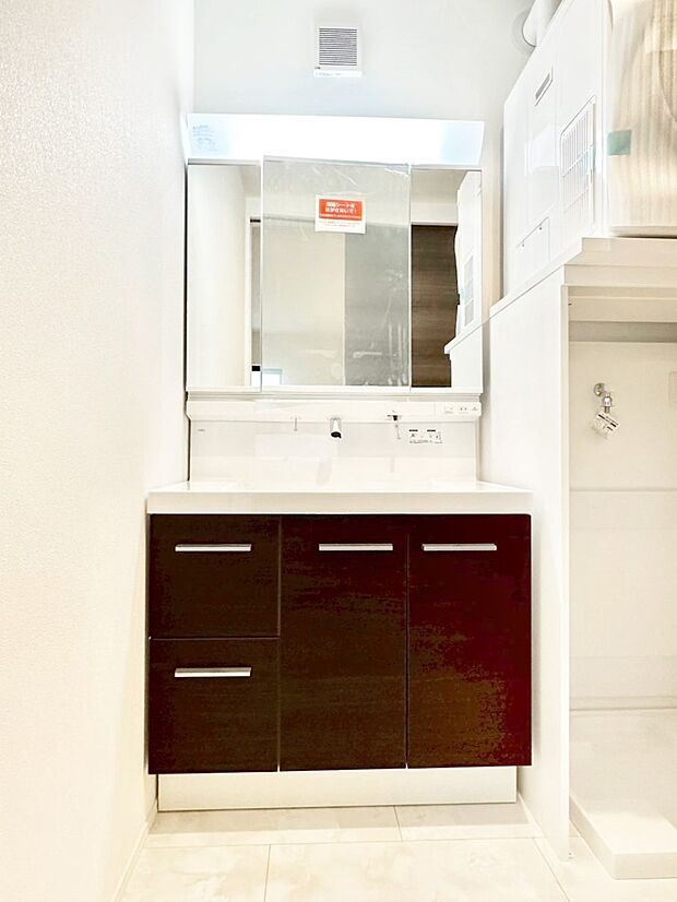 スタイリングに便利な三面鏡、ミラーキャビネットで細かい物スッキリ