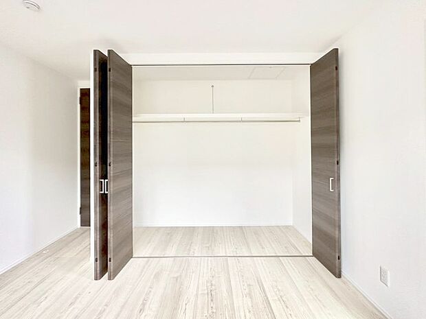 洋室のクローゼット。奥行きがあるので厚手の衣類もすっきり収まります。