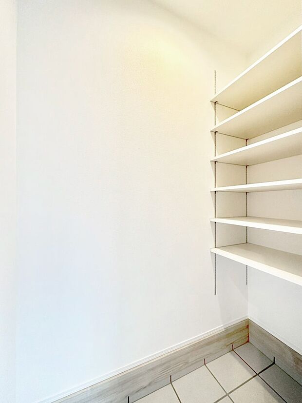 たっぷり収納できるシューズクローゼット付きで家族全員の靴も、玄関すっきり