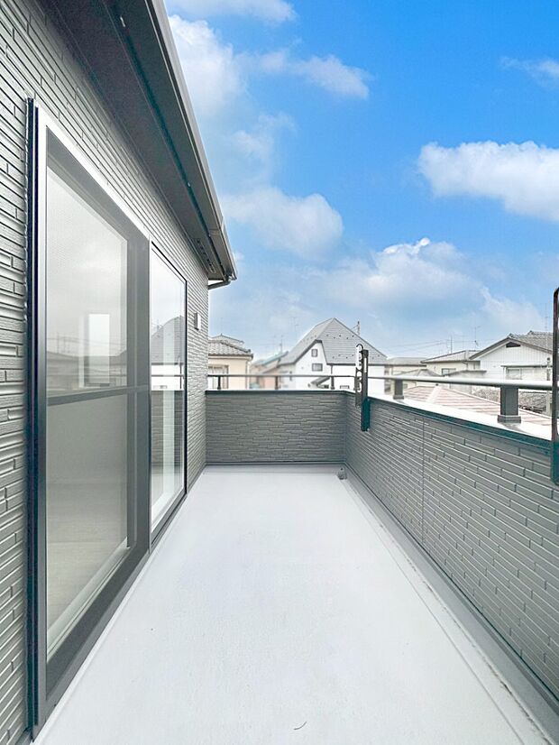 ゆったりバルコニーだから沢山お洗濯ものを干せます。