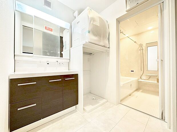 身支度もスムーズにおこなえる脱衣場。乾燥機付き。