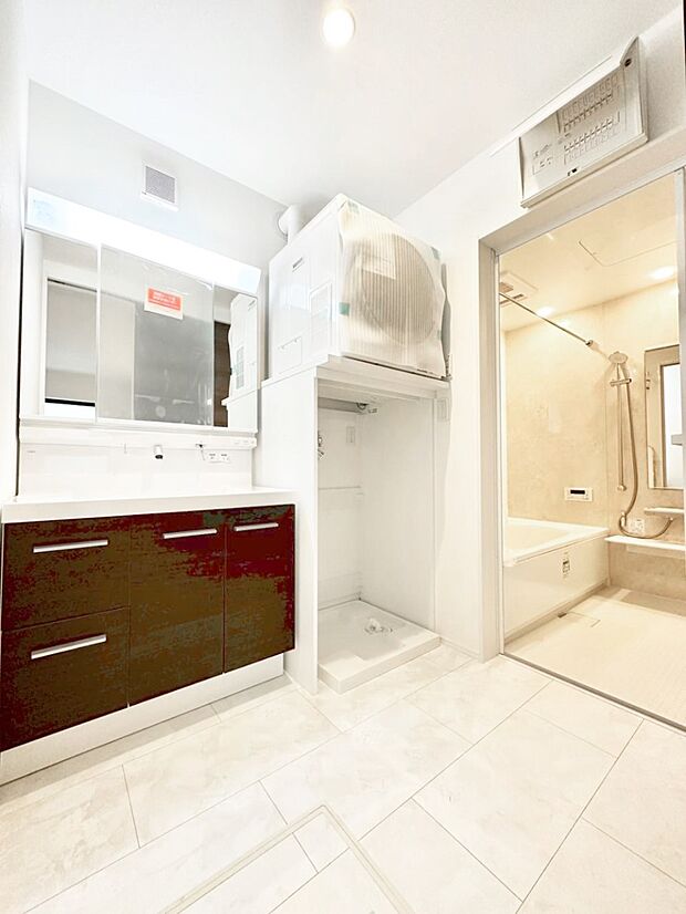 清潔感溢れるホワイトカラーを基調としたランドリースペース