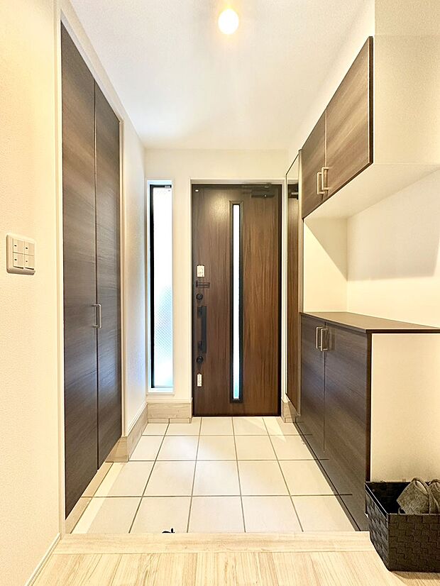 明るい玄関はお客様をお出迎えするのにぴったりです！ 