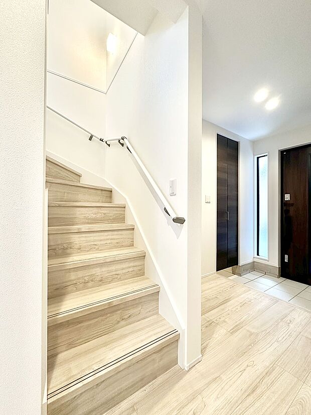 階段は手すり付きなので小さなお子さまやご高齢の方も安心です  