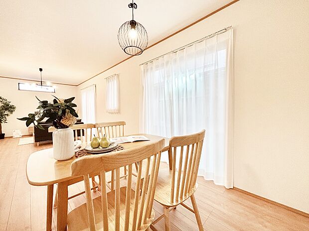 ナチュラルテイストの優しく柔らかい色使いのフローリングが素敵なリビングですね。