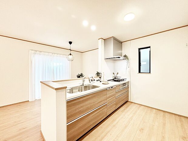 爽やかな風が通り抜けるキッチン。窓があるので明るく換気にも役立ちます。