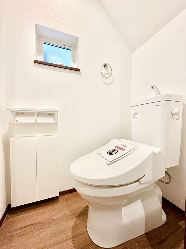 明るく清潔感のあるトイレです。