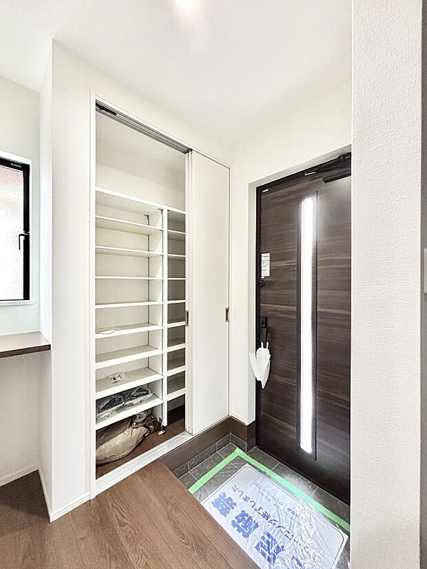 たっぷり収納できるシューズボックスで、散らかりがちな玄関もスッキリ。