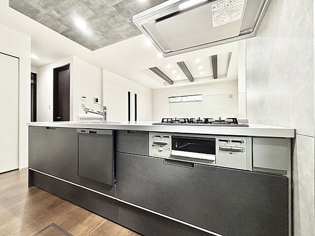 リビングを見渡せる人気のカウンターキッチン。 家族を見守りながら家事をすることができます。