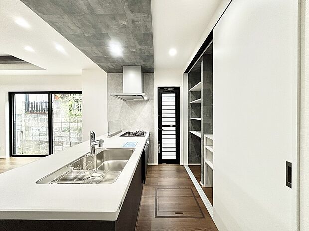 背面に造作食器棚を設置した収納充実のキッチン。ご自慢のお料理で家族の笑顔が広がります。 