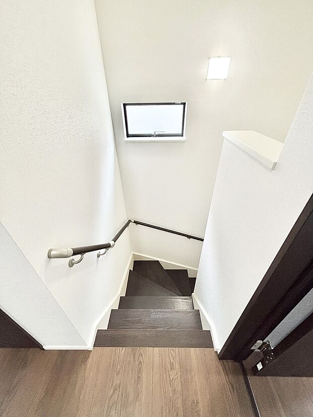 安全性を考慮し階段には手すりを設置しています