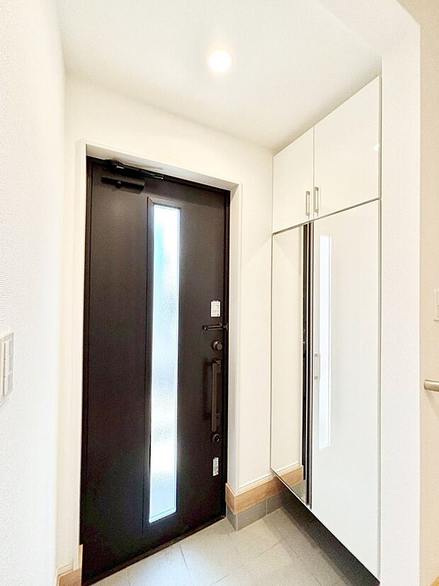 ガラススリットの入った玄関ドアが室内に光を届けてくれます