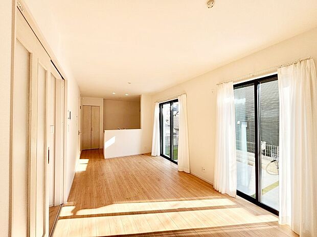 ご家族の賑やかな話し声で包まれる明るいリビング