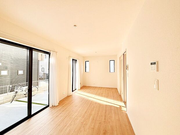 大きな窓からたっぷりの陽光と風を感じられるリビング