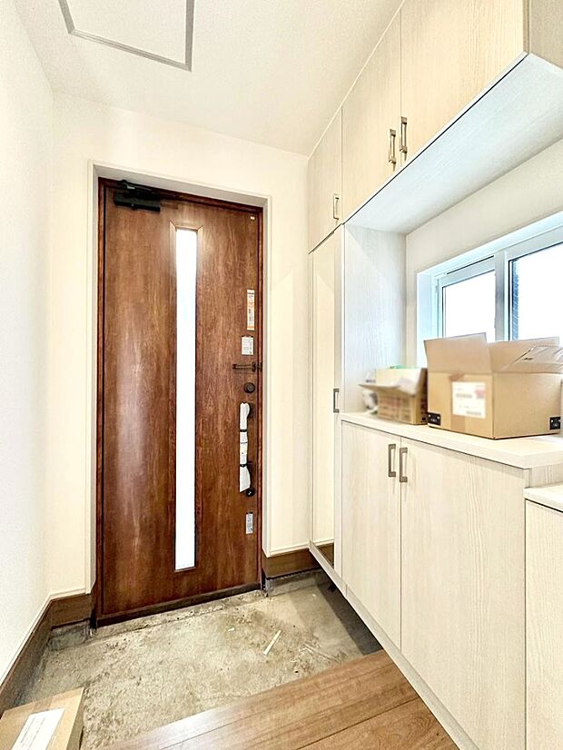 明るい玄関はお客様をお出迎えするのにぴったりです!