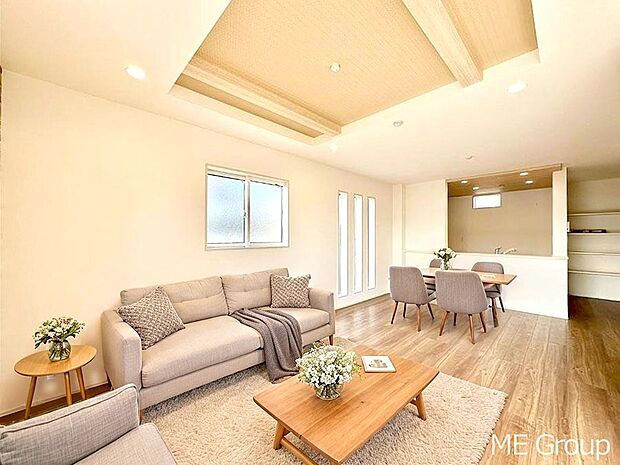 ご家族の賑やかな話し声で包まれる明るいリビング ※家具はCGです