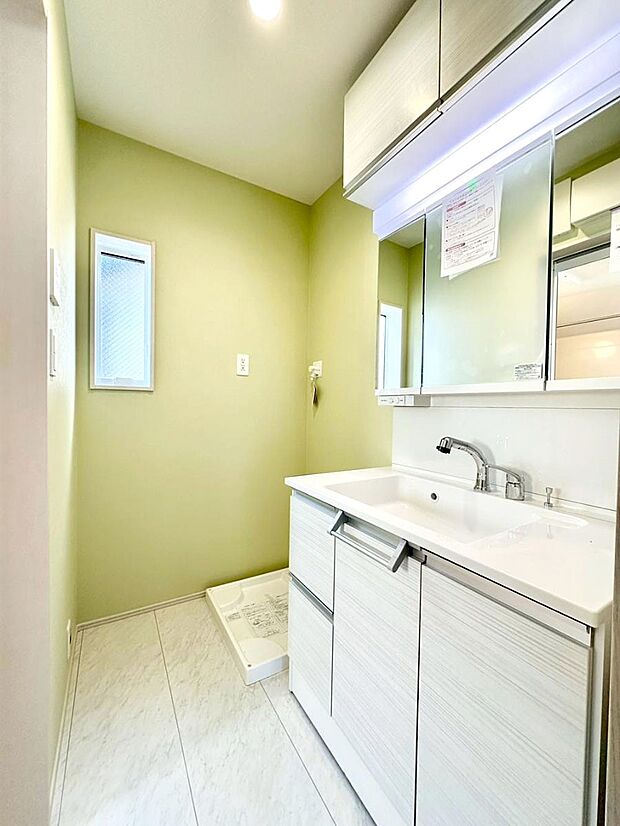 明るい洗面所は毎朝の身支度も楽しくできちゃいそうです。