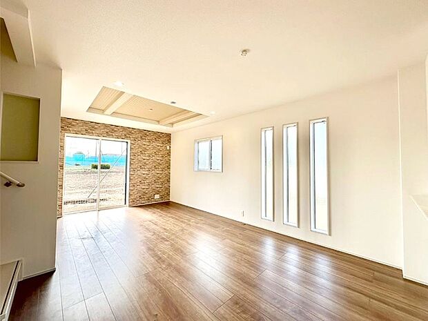 明るい陽光が注ぎ、寛ぎの雰囲気に満たされるダイニング。