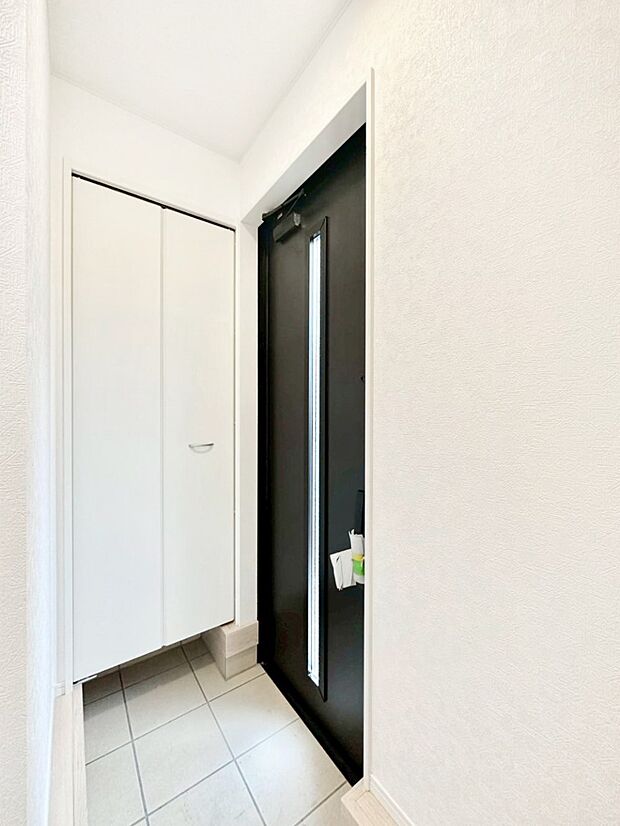 玄関ドアにスリッドラインが入っているので光の演出をしてくれます！ 