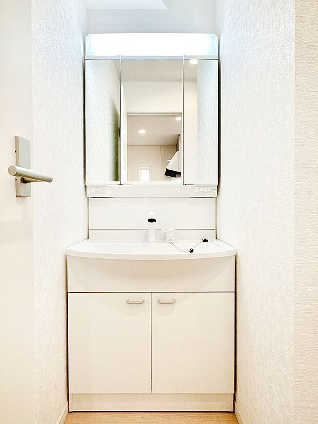 スタイリングに便利な三面鏡、ミラーキャビネットで細かい物スッキリ