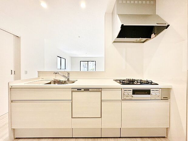 リビングで遊ぶお子様を見守りながらお料理ができる対面キッチン