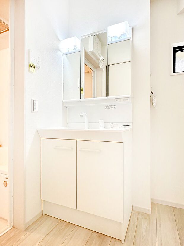 スタイリングに便利な三面鏡、ミラーキャビネットで細かい物スッキリ