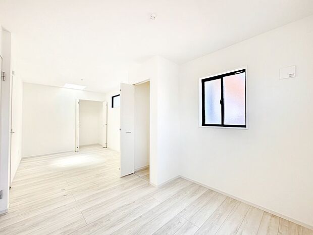 ライフスタイルに合わせて2部屋として利用できる広々とした洋室。