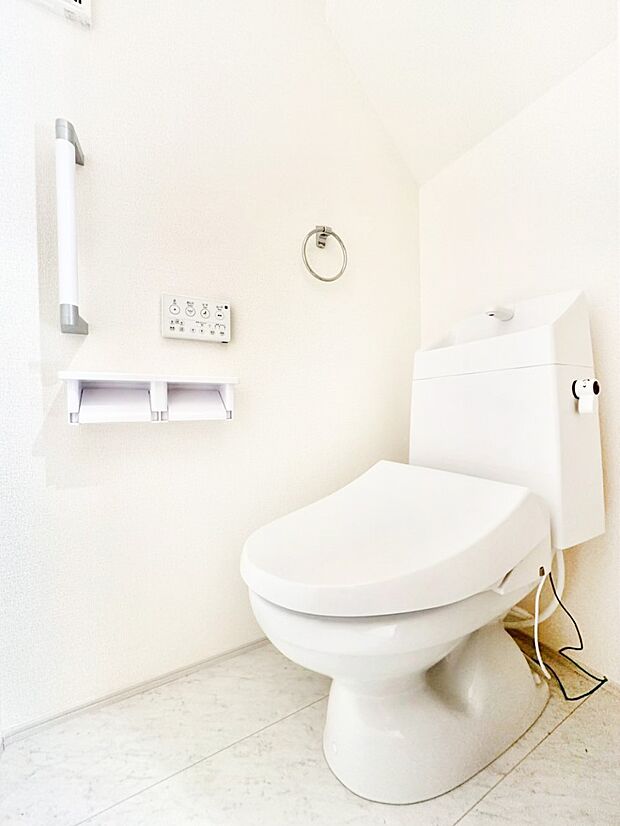 明るく清潔感のあるトイレです。   