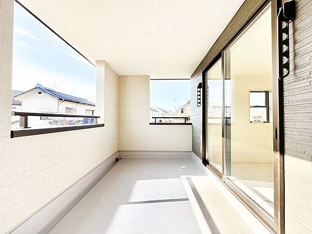 ゆったりバルコニーだから沢山お洗濯ものを干せます。