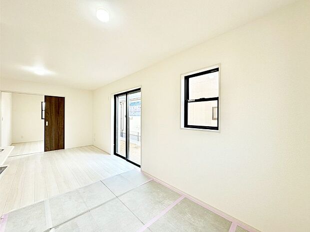 隣接の洋室を開放すればさらに広々空間に