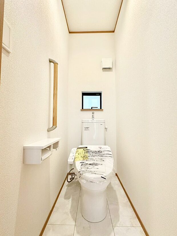 明るく清潔感のあるトイレです。 　